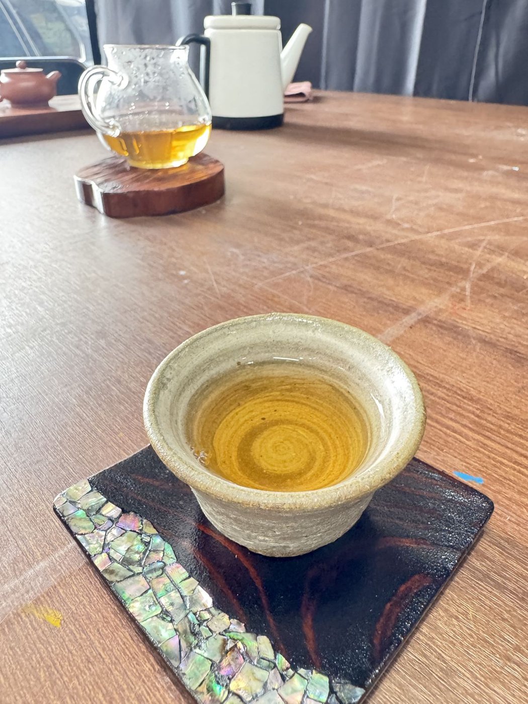 자개 받침 위에 놓인 한국 차